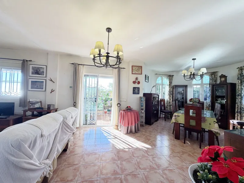 House - Detached Villa в продаже в Rincón de la Victoria, Málaga. В доме 4 спален и 3 ванных комнат. Площадь дома 354 м². Площадь участка 811 м²