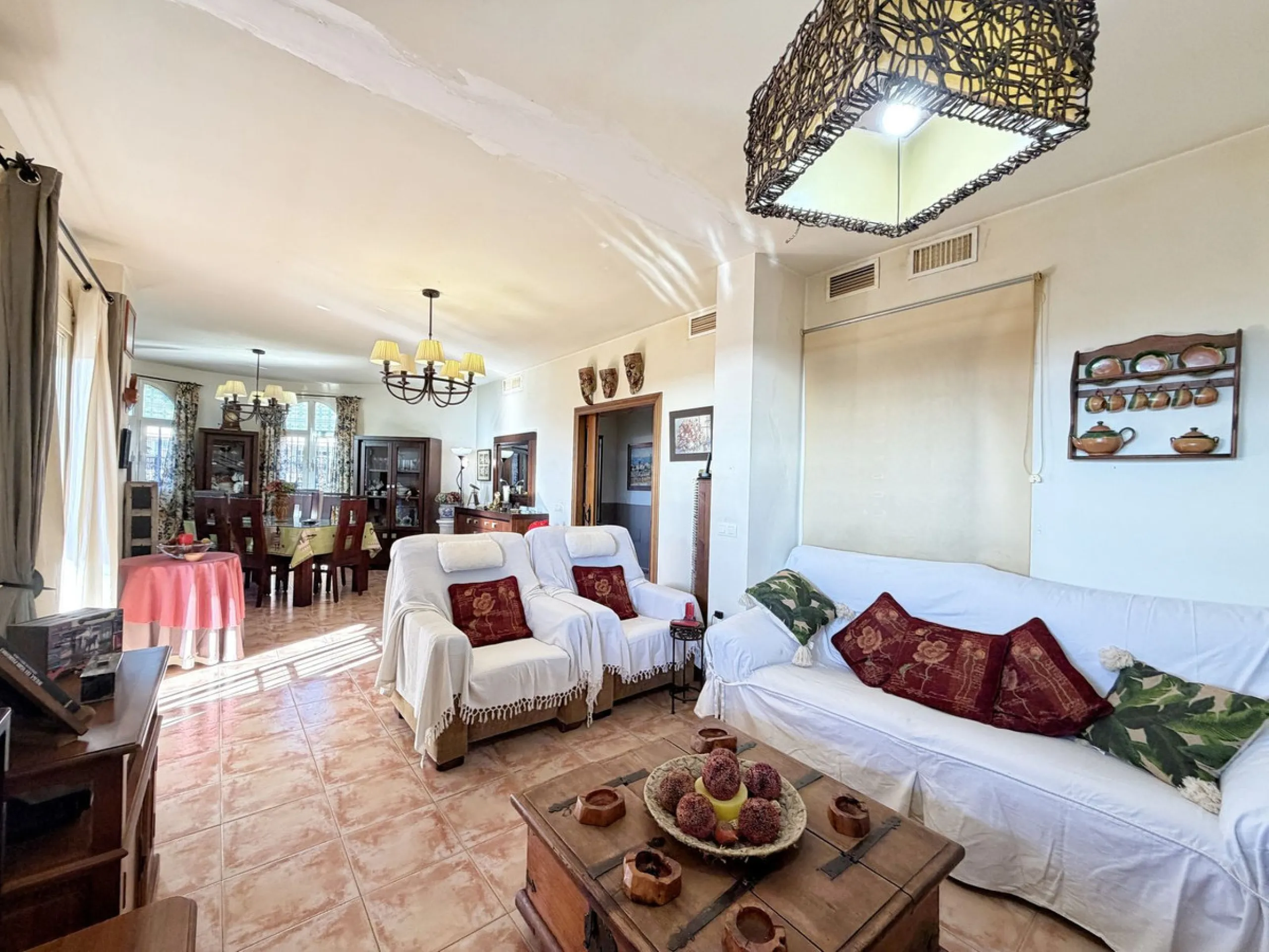 House - Detached Villa в продаже в Rincón de la Victoria, Málaga. В доме 4 спален и 3 ванных комнат. Площадь дома 354 м². Площадь участка 811 м²