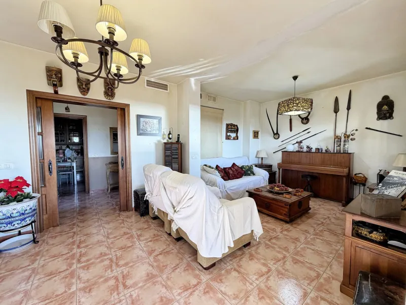 House - Detached Villa в продаже в Rincón de la Victoria, Málaga. В доме 4 спален и 3 ванных комнат. Площадь дома 354 м². Площадь участка 811 м²