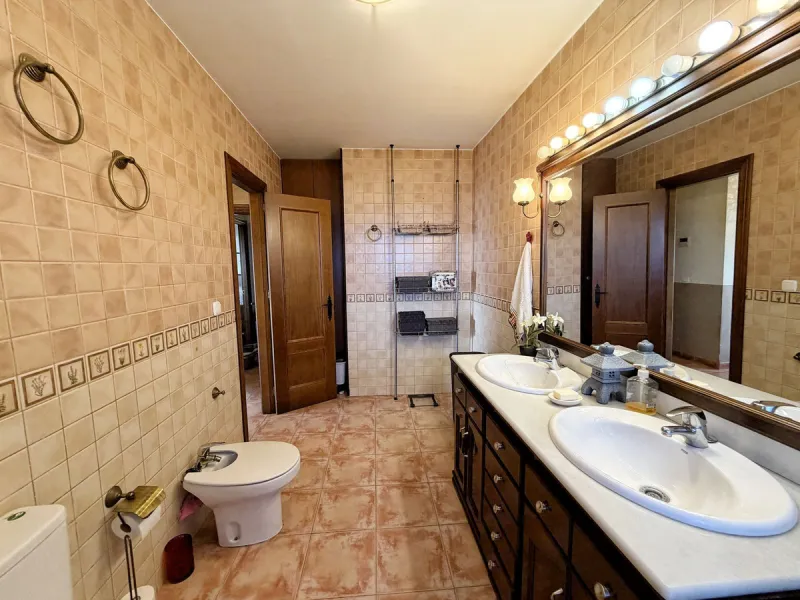House - Detached Villa в продаже в Rincón de la Victoria, Málaga. В доме 4 спален и 3 ванных комнат. Площадь дома 354 м². Площадь участка 811 м²
