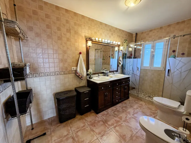 House - Detached Villa в продаже в Rincón de la Victoria, Málaga. В доме 4 спален и 3 ванных комнат. Площадь дома 354 м². Площадь участка 811 м²