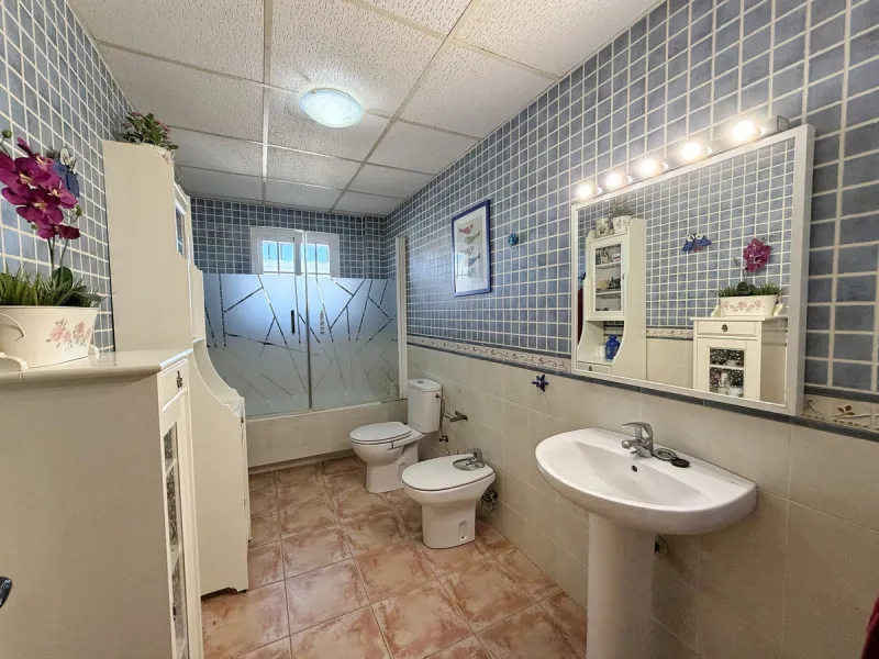 House - Detached Villa в продаже в Rincón de la Victoria, Málaga. В доме 4 спален и 3 ванных комнат. Площадь дома 354 м². Площадь участка 811 м²