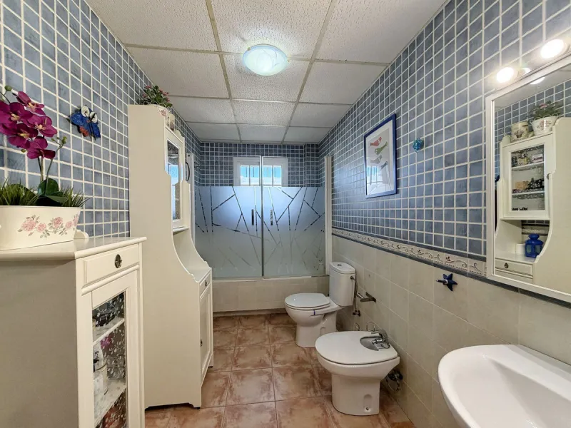 House - Detached Villa в продаже в Rincón de la Victoria, Málaga. В доме 4 спален и 3 ванных комнат. Площадь дома 354 м². Площадь участка 811 м²