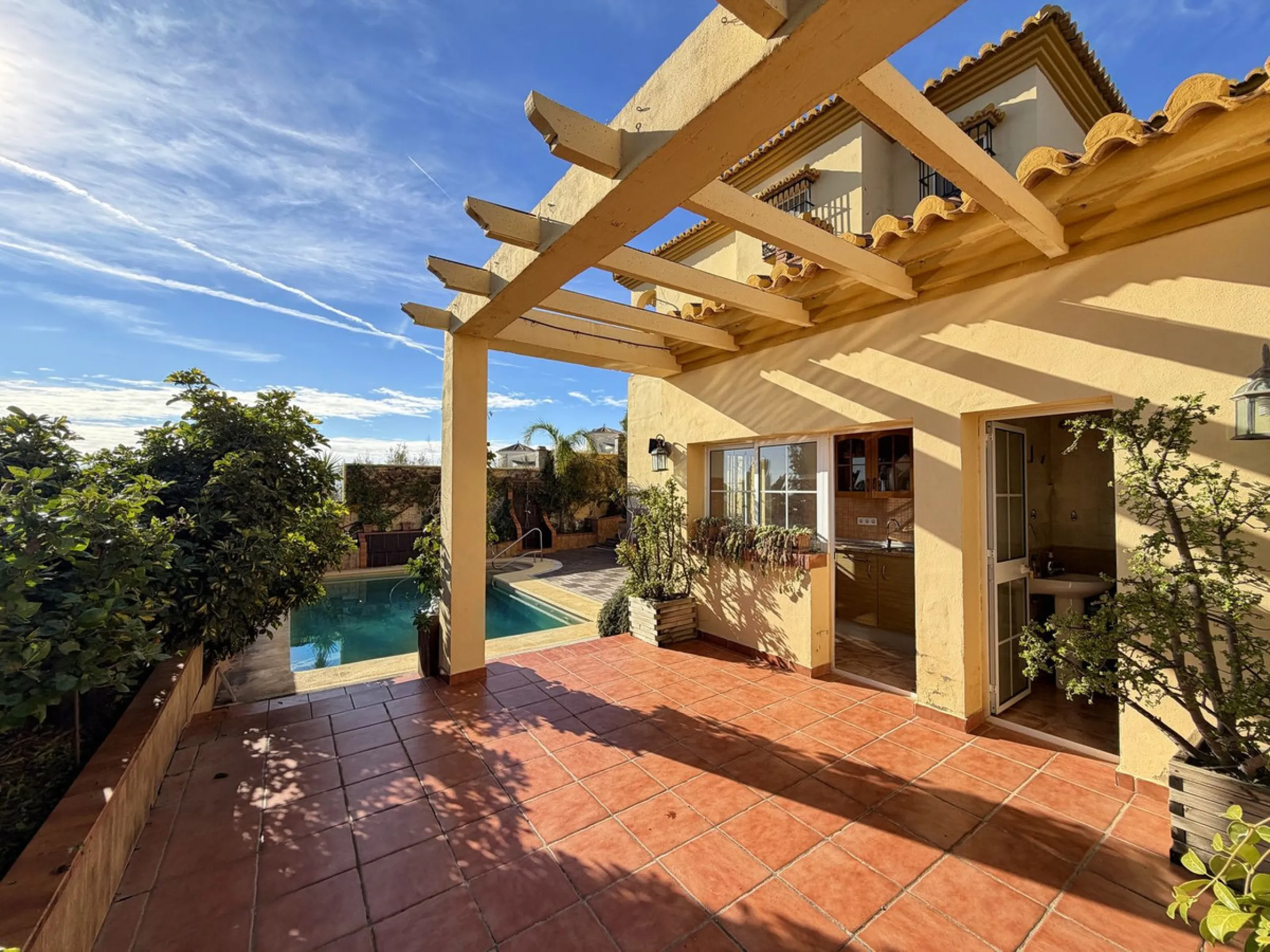 House - Detached Villa в продаже в Rincón de la Victoria, Málaga. В доме 4 спален и 3 ванных комнат. Площадь дома 354 м². Площадь участка 811 м²