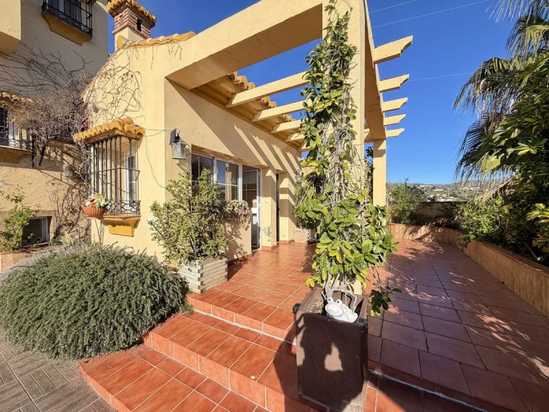 House - Detached Villa в продаже в Rincón de la Victoria, Málaga. В доме 4 спален и 3 ванных комнат. Площадь дома 354 м². Площадь участка 811 м²