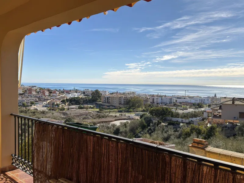 House - Detached Villa в продаже в Rincón de la Victoria, Málaga. В доме 4 спален и 3 ванных комнат. Площадь дома 354 м². Площадь участка 811 м²