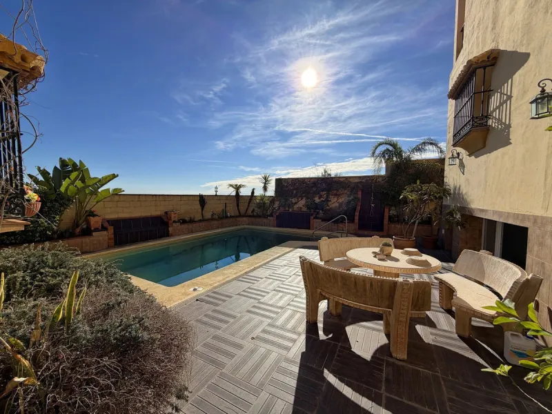 House - Detached Villa в продаже в Rincón de la Victoria, Málaga. В доме 4 спален и 3 ванных комнат. Площадь дома 354 м². Площадь участка 811 м²