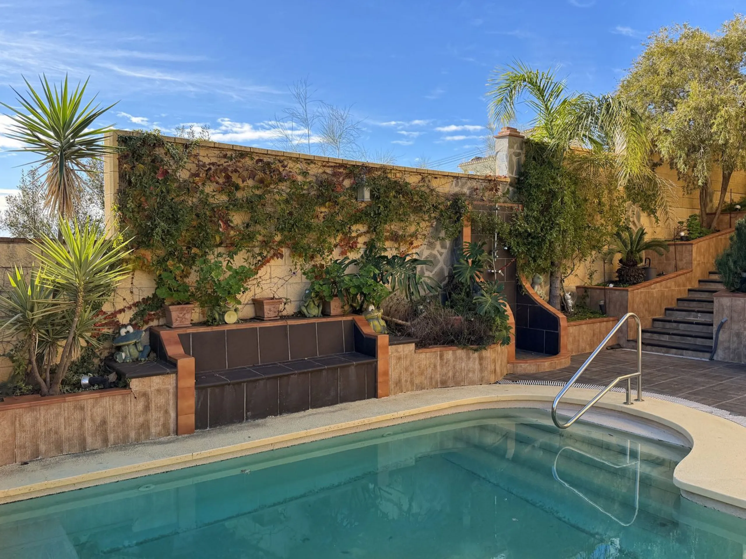 House - Detached Villa в продаже в Rincón de la Victoria, Málaga. В доме 4 спален и 3 ванных комнат. Площадь дома 354 м². Площадь участка 811 м²