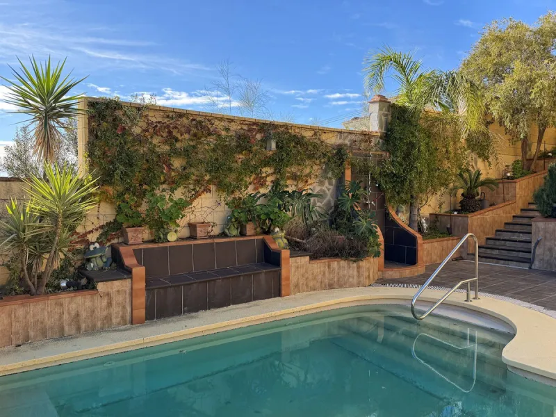 House - Detached Villa в продаже в Rincón de la Victoria, Málaga. В доме 4 спален и 3 ванных комнат. Площадь дома 354 м². Площадь участка 811 м²