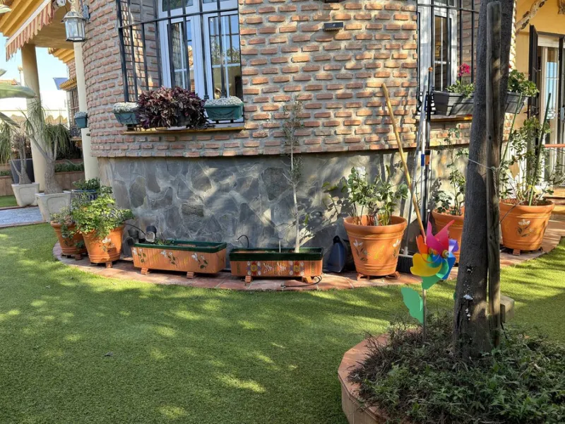 House - Detached Villa в продаже в Rincón de la Victoria, Málaga. В доме 4 спален и 3 ванных комнат. Площадь дома 354 м². Площадь участка 811 м²