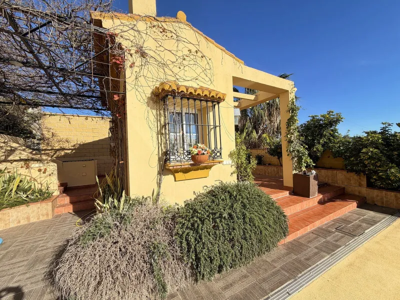 House - Detached Villa в продаже в Rincón de la Victoria, Málaga. В доме 4 спален и 3 ванных комнат. Площадь дома 354 м². Площадь участка 811 м²