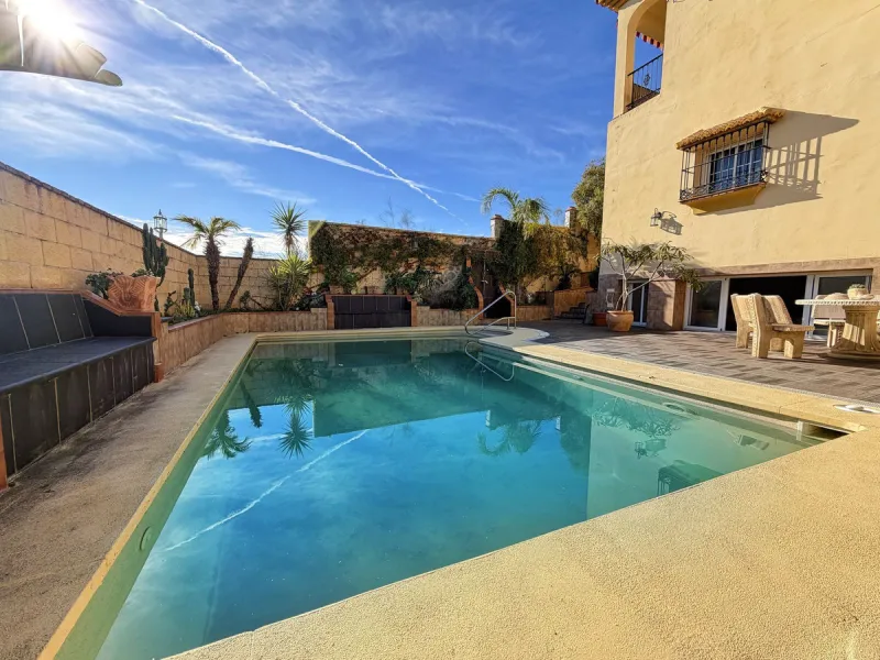 House - Detached Villa в продаже в Rincón de la Victoria, Málaga. В доме 4 спален и 3 ванных комнат. Площадь дома 354 м². Площадь участка 811 м²