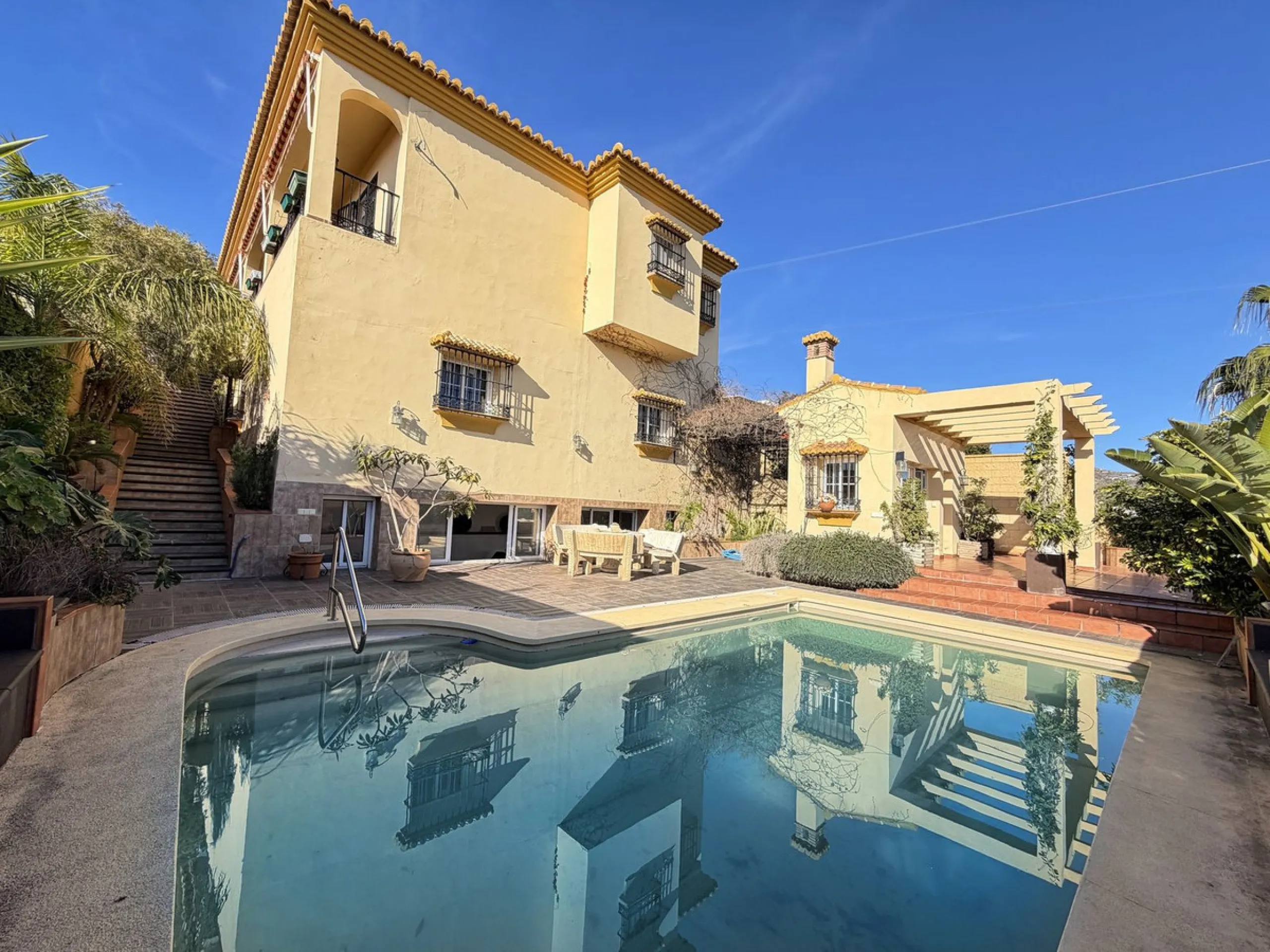 House - Detached Villa в продаже в Rincón de la Victoria, Málaga. В доме 4 спален и 3 ванных комнат. Площадь дома 354 м². Площадь участка 811 м²