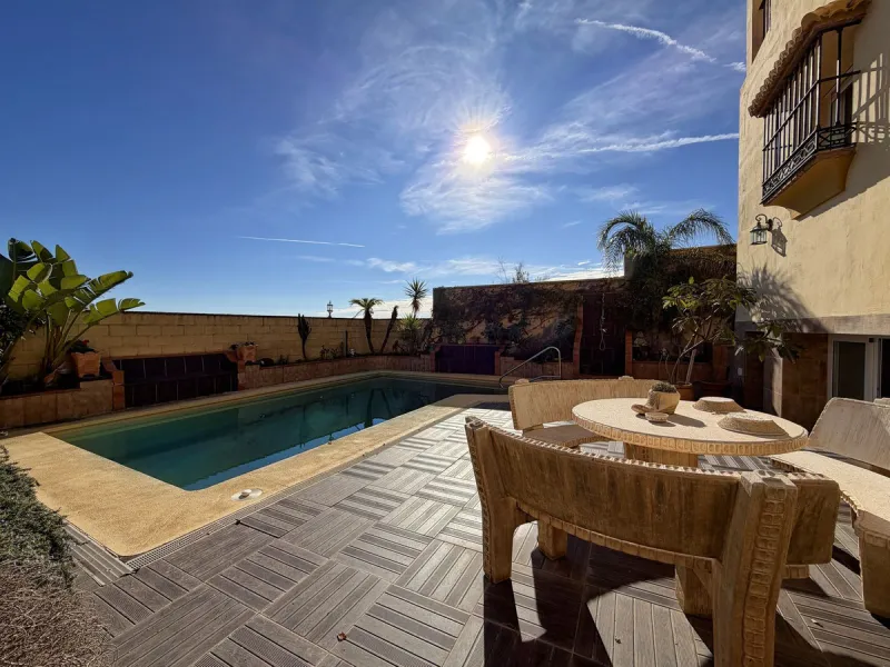 House - Detached Villa в продаже в Rincón de la Victoria, Málaga. В доме 4 спален и 3 ванных комнат. Площадь дома 354 м². Площадь участка 811 м²