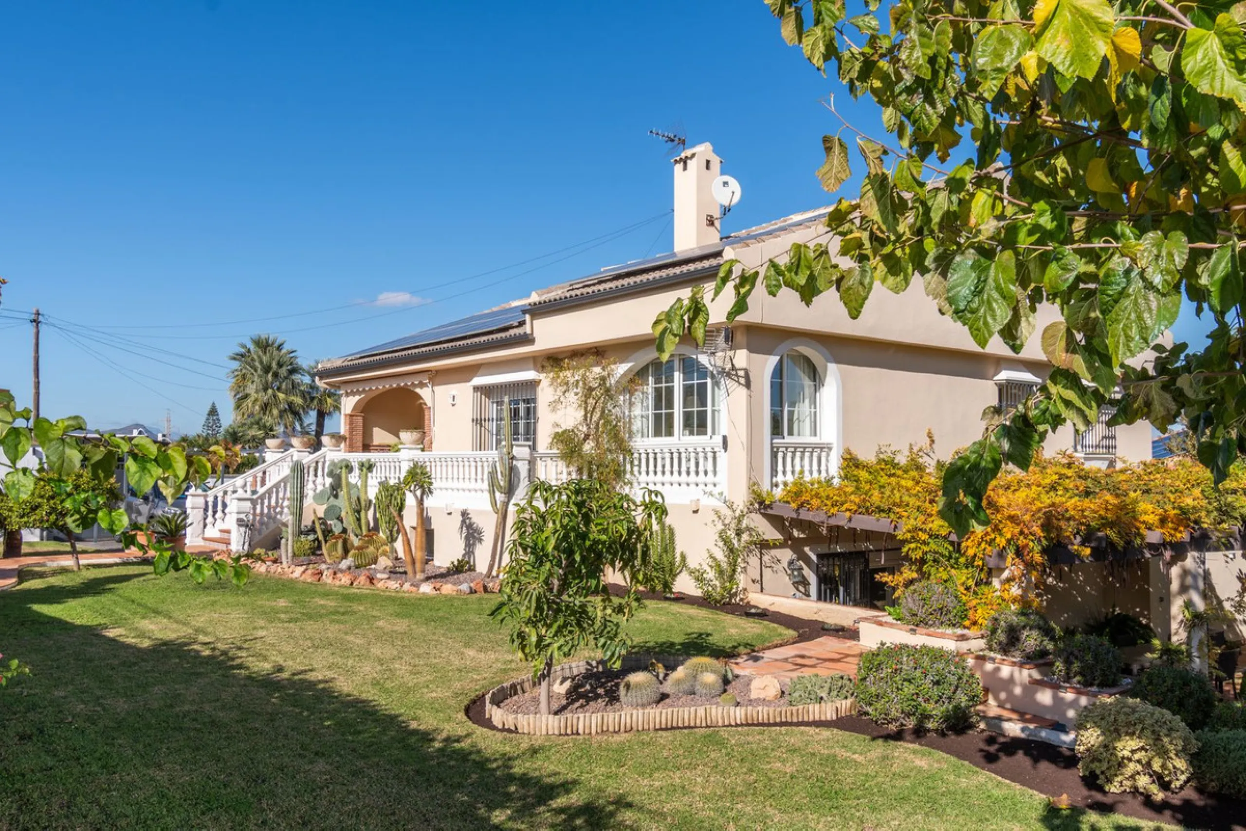 Unique property with spectacular garden, swimming pool, separate flat and studio in the Los Manantiales residential development