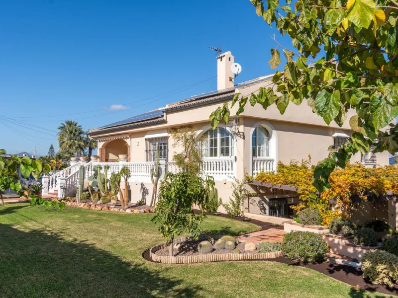 Unique property with spectacular garden, swimming pool, separate flat and studio in the Los Manantiales residential development