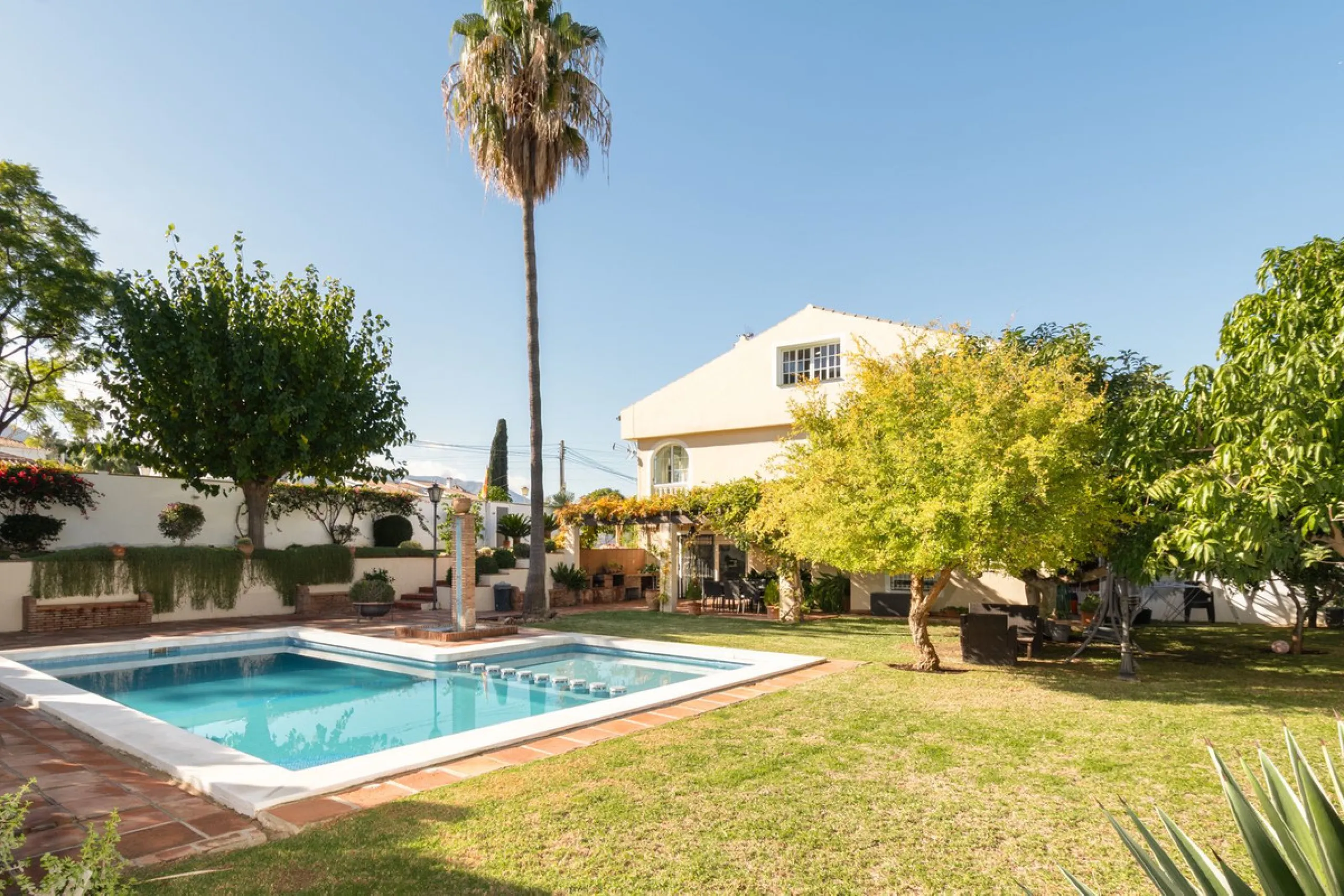 Unique property with spectacular garden, swimming pool, separate flat and studio in the Los Manantiales residential development