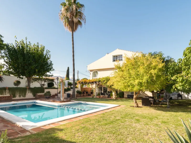 Unique property with spectacular garden, swimming pool, separate flat and studio in the Los Manantiales residential development