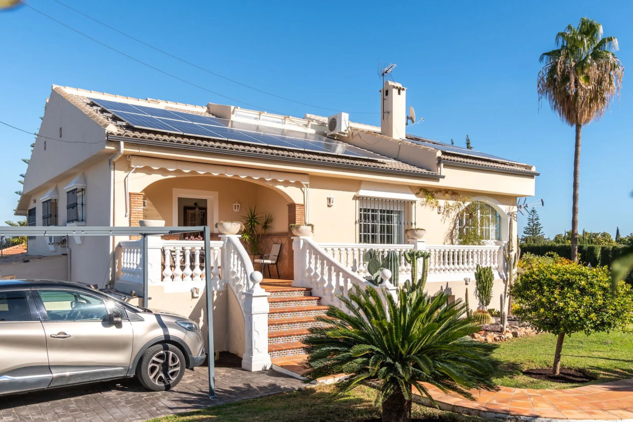 Unique property with spectacular garden, swimming pool, separate flat and studio in the Los Manantiales residential development