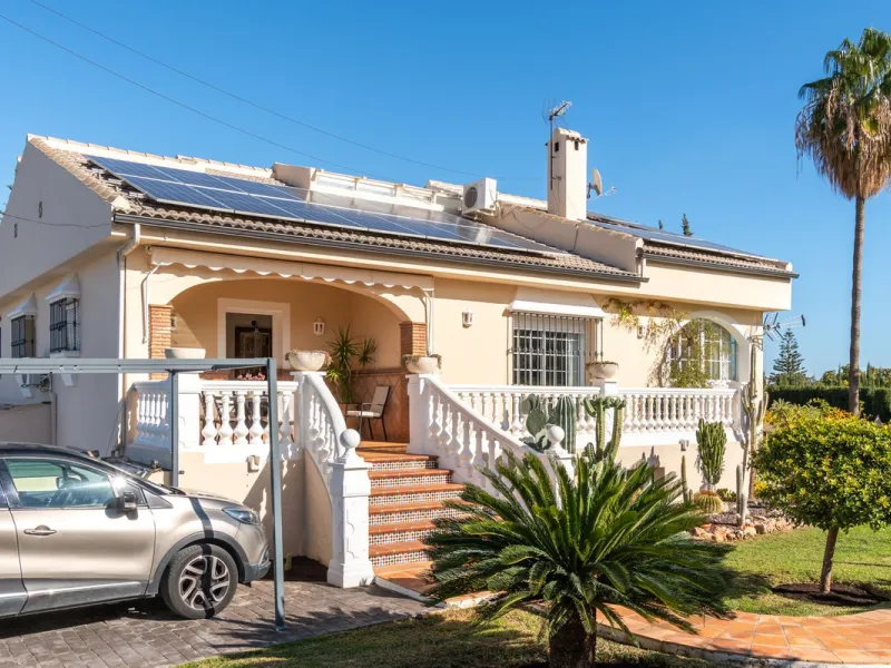 Unique property with spectacular garden, swimming pool, separate flat and studio in the Los Manantiales residential development