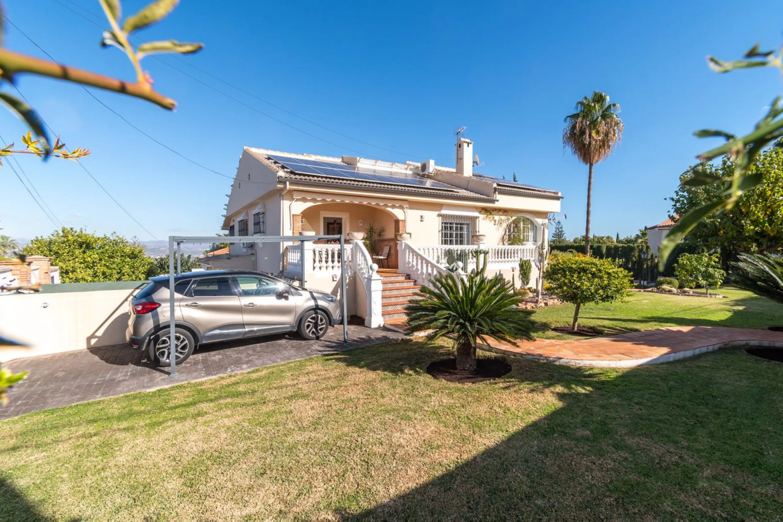 Unique property with spectacular garden, swimming pool, separate flat and studio in the Los Manantiales residential development