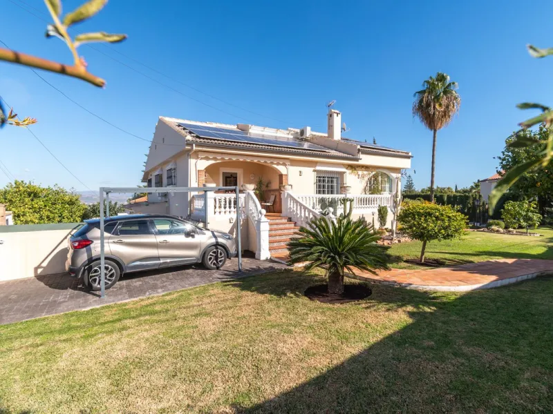 Unique property with spectacular garden, swimming pool, separate flat and studio in the Los Manantiales residential development
