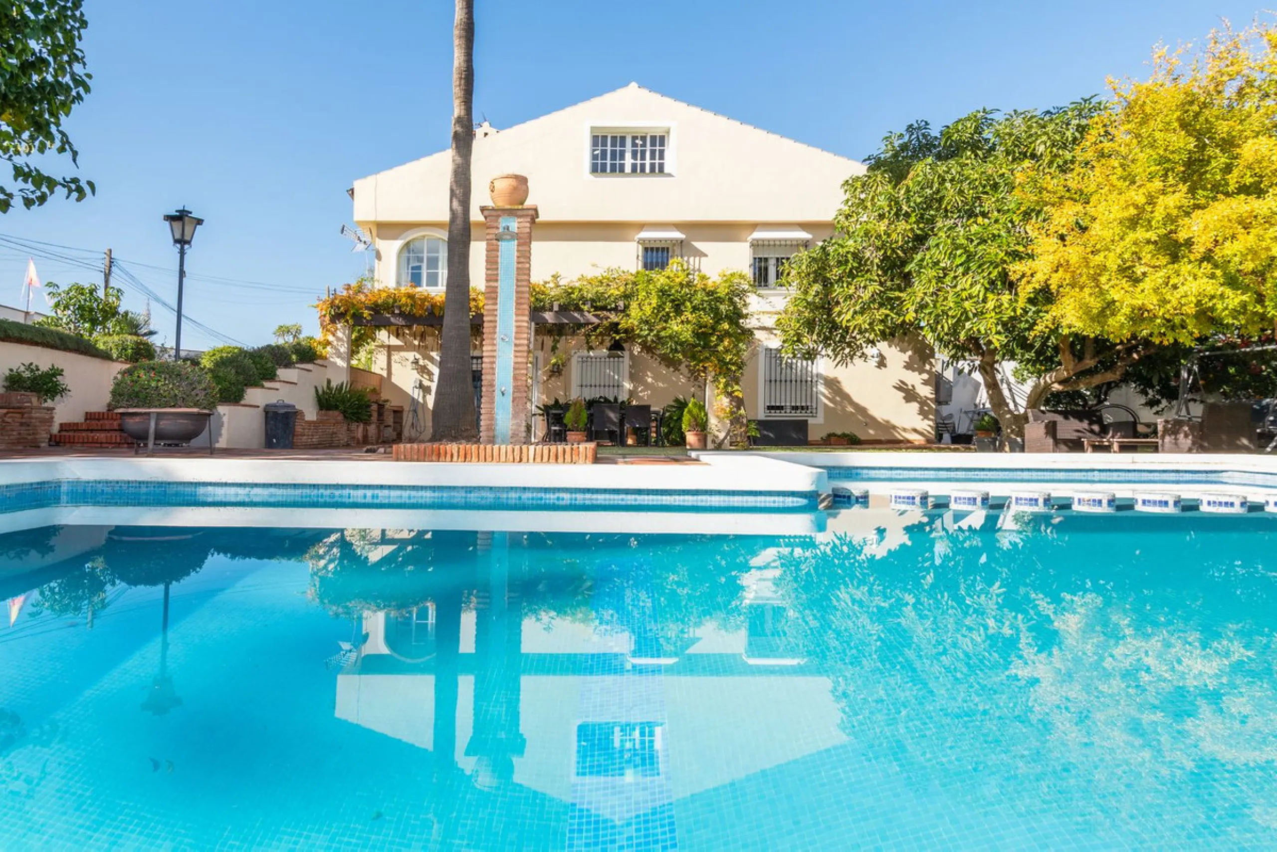 Unique property with spectacular garden, swimming pool, separate flat and studio in the Los Manantiales residential development