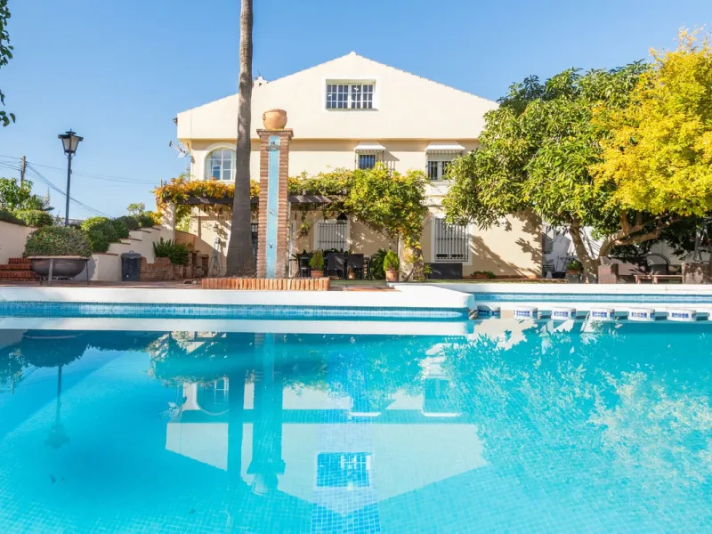 Unique property with spectacular garden, swimming pool, separate flat and studio in the Los Manantiales residential development