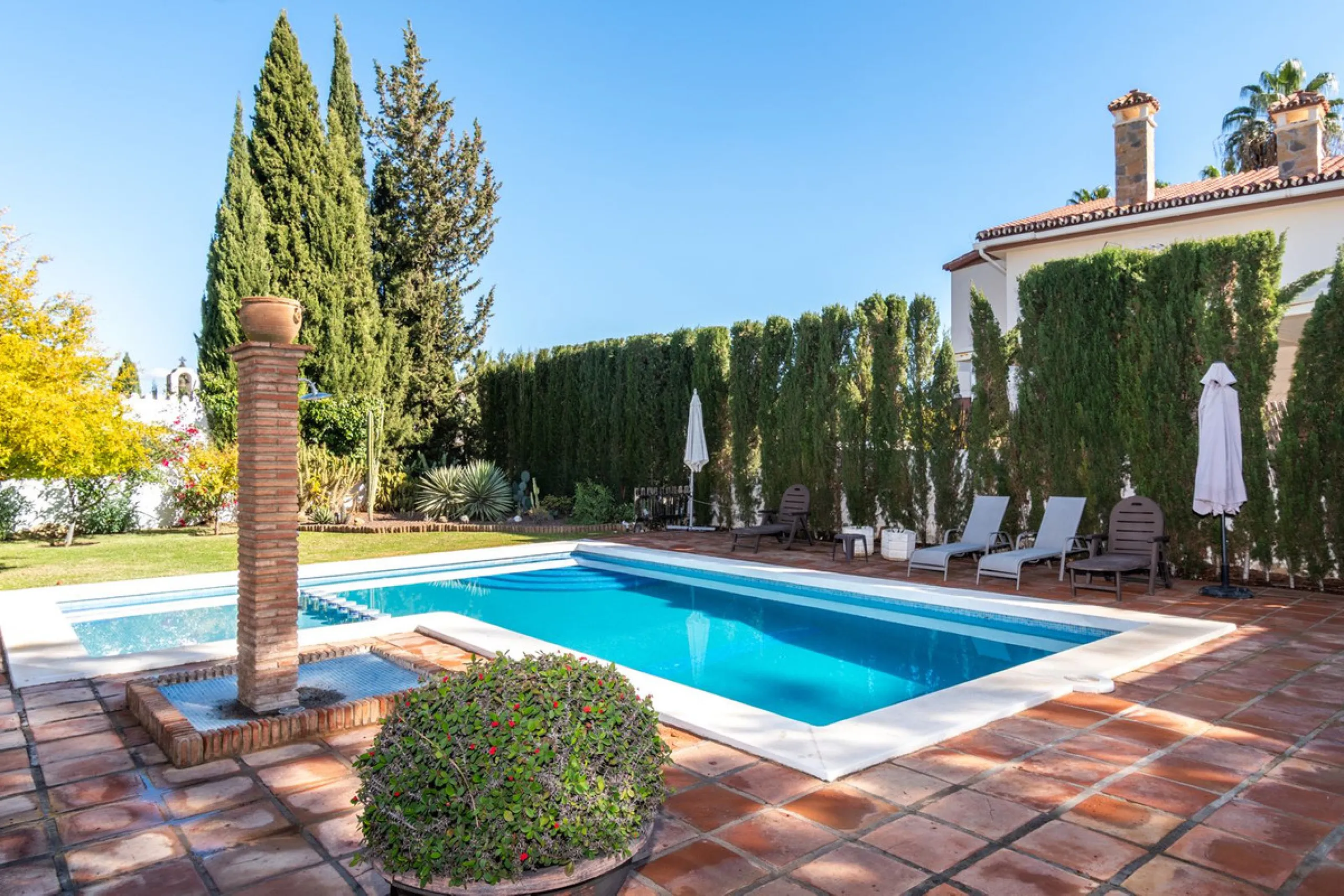 Unique property with spectacular garden, swimming pool, separate flat and studio in the Los Manantiales residential development