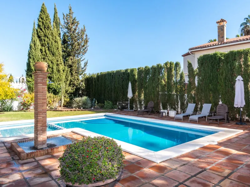 Unique property with spectacular garden, swimming pool, separate flat and studio in the Los Manantiales residential development