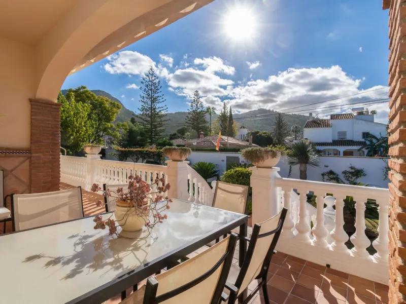 Unique property with spectacular garden, swimming pool, separate flat and studio in the Los Manantiales residential development