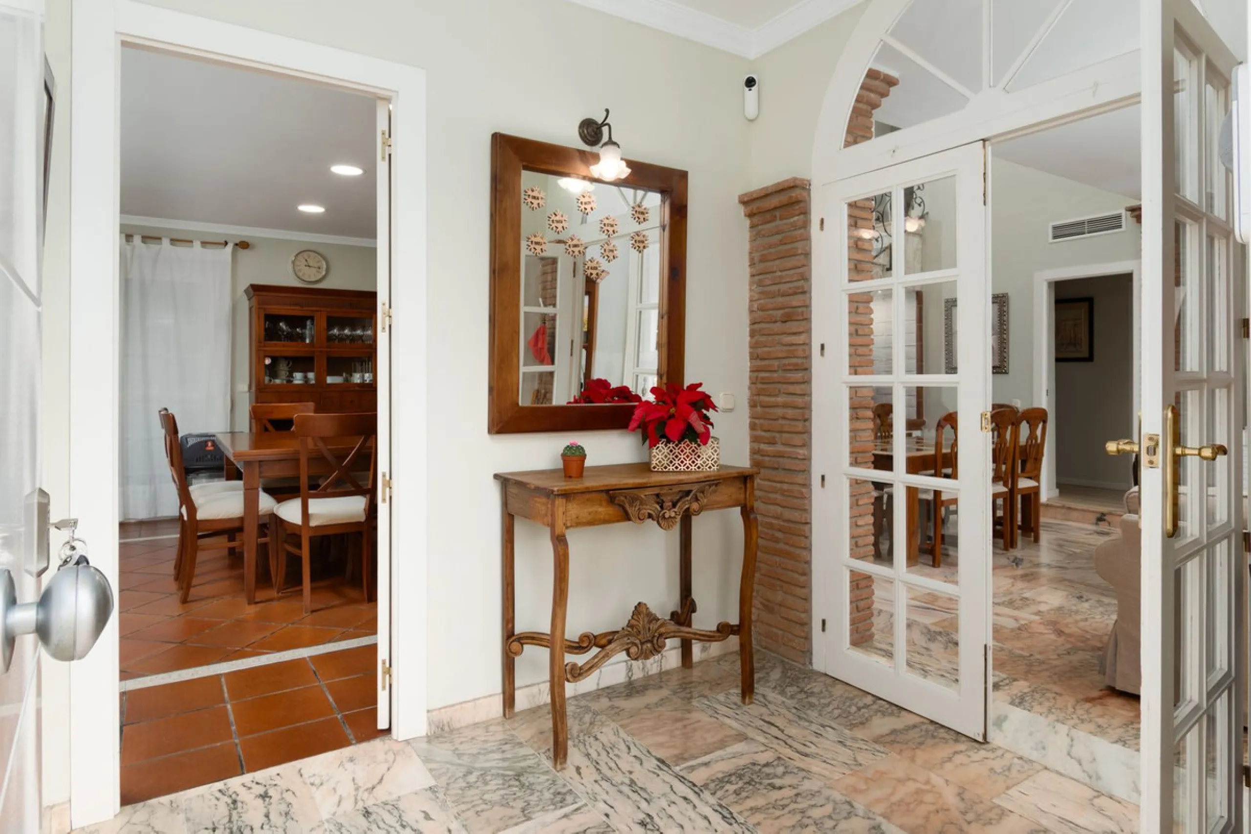 Unique property with spectacular garden, swimming pool, separate flat and studio in the Los Manantiales residential development