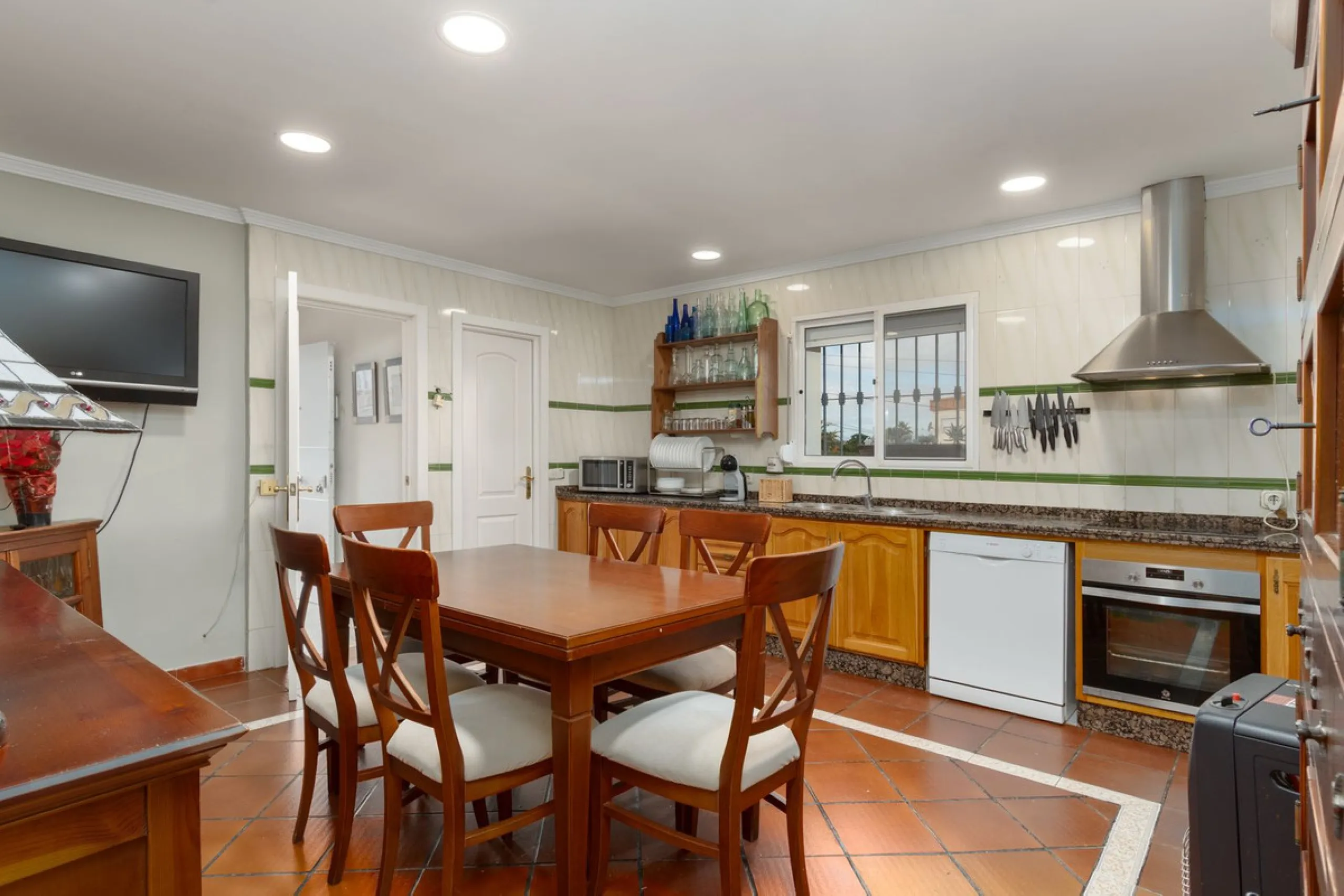 Unique property with spectacular garden, swimming pool, separate flat and studio in the Los Manantiales residential development