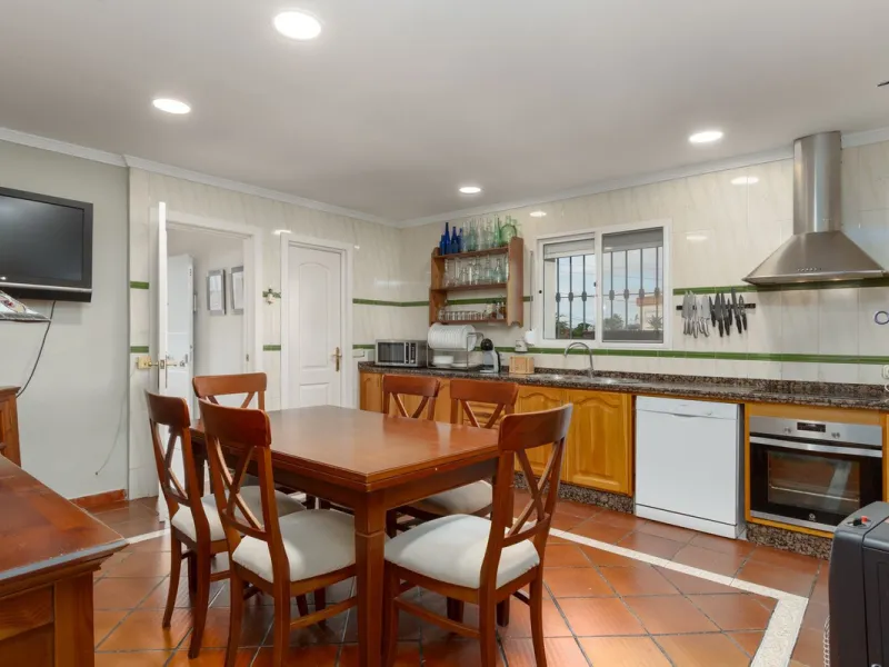 Unique property with spectacular garden, swimming pool, separate flat and studio in the Los Manantiales residential development