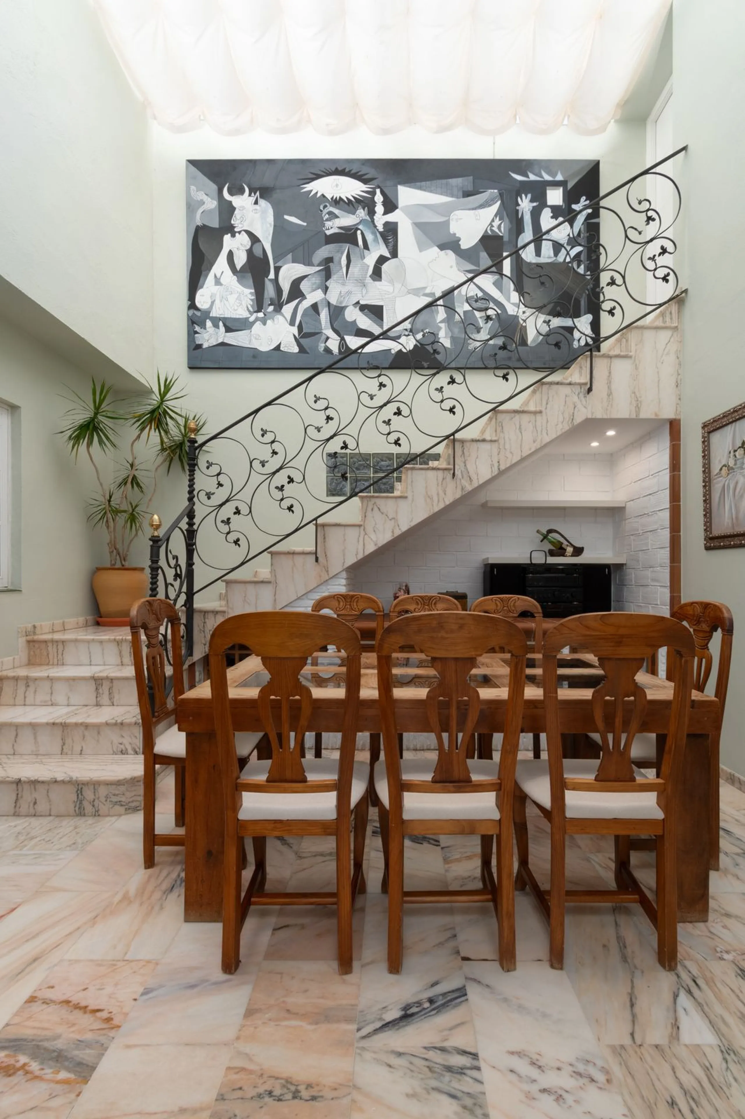 Unique property with spectacular garden, swimming pool, separate flat and studio in the Los Manantiales residential development