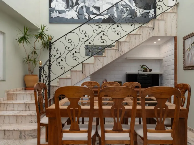 Unique property with spectacular garden, swimming pool, separate flat and studio in the Los Manantiales residential development