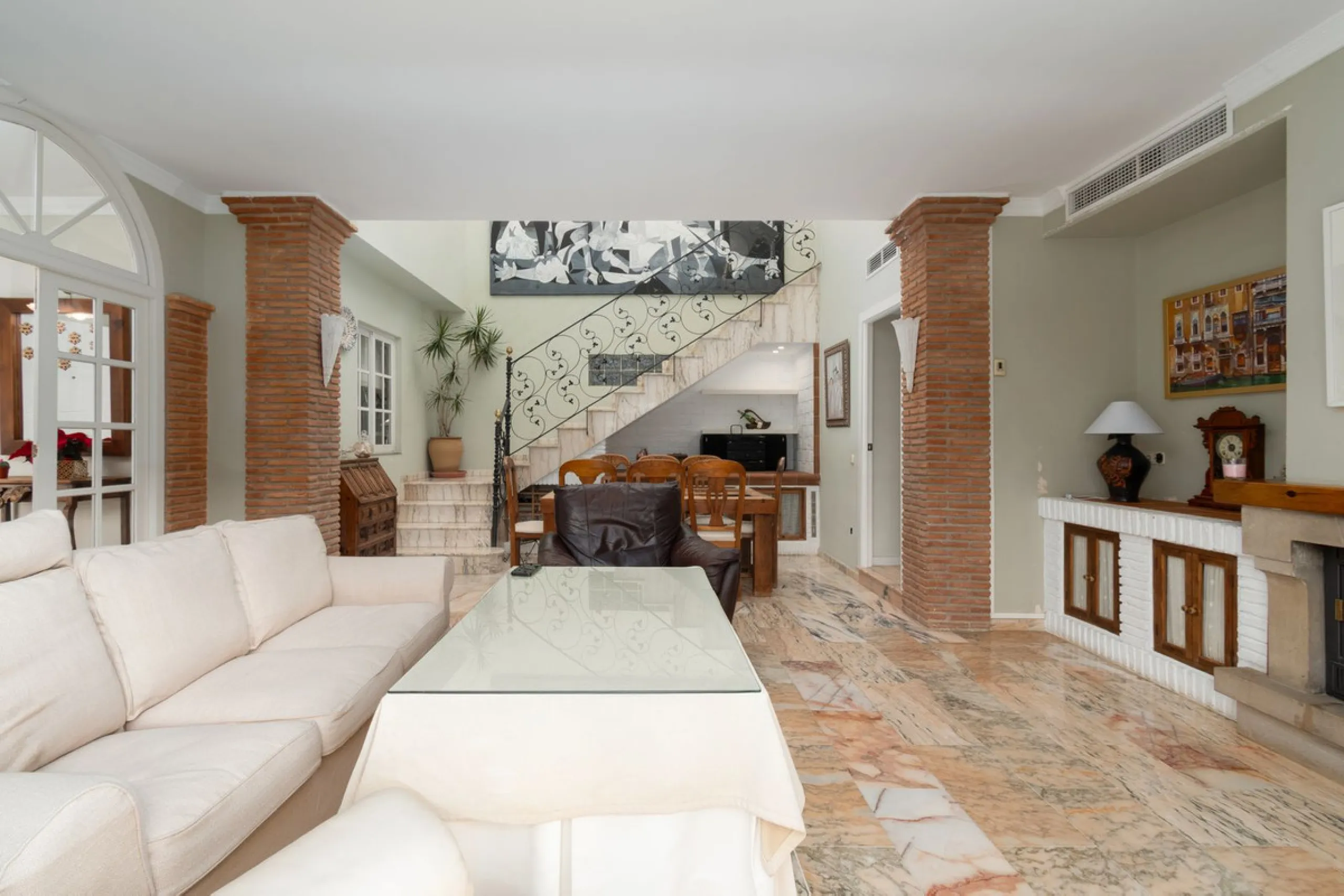 Unique property with spectacular garden, swimming pool, separate flat and studio in the Los Manantiales residential development
