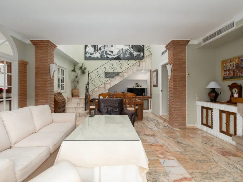 Unique property with spectacular garden, swimming pool, separate flat and studio in the Los Manantiales residential development