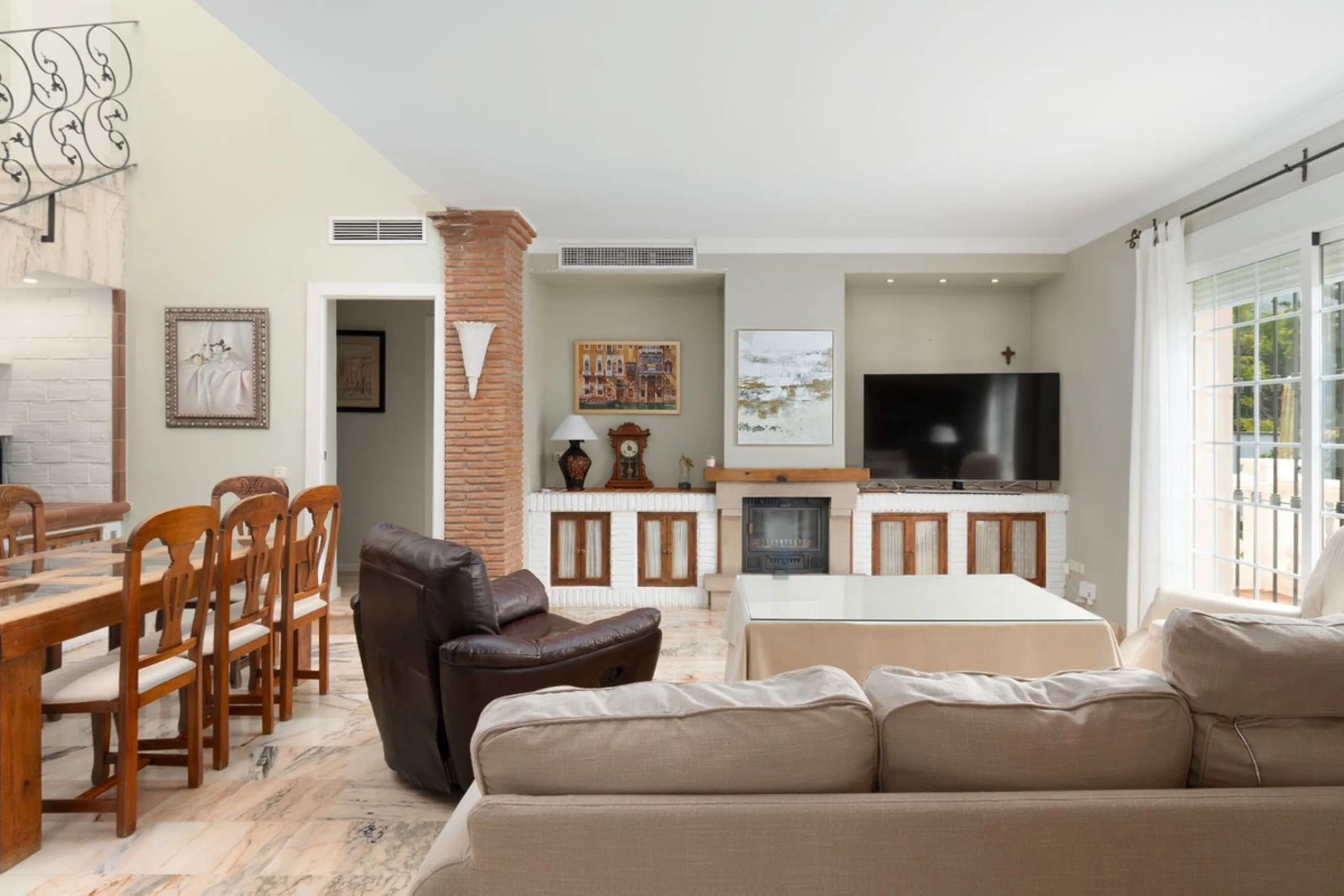 Unique property with spectacular garden, swimming pool, separate flat and studio in the Los Manantiales residential development