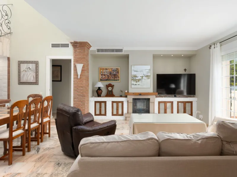 Unique property with spectacular garden, swimming pool, separate flat and studio in the Los Manantiales residential development
