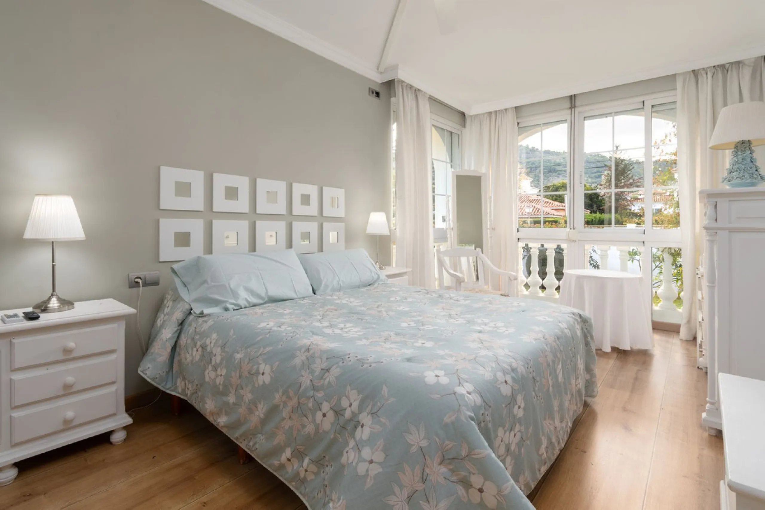 Unique property with spectacular garden, swimming pool, separate flat and studio in the Los Manantiales residential development