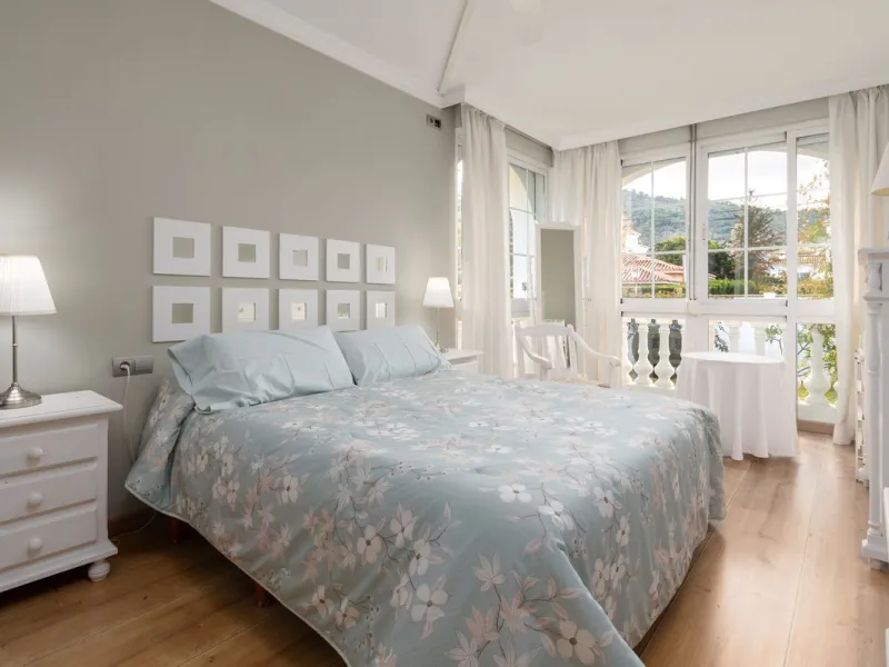 Unique property with spectacular garden, swimming pool, separate flat and studio in the Los Manantiales residential development