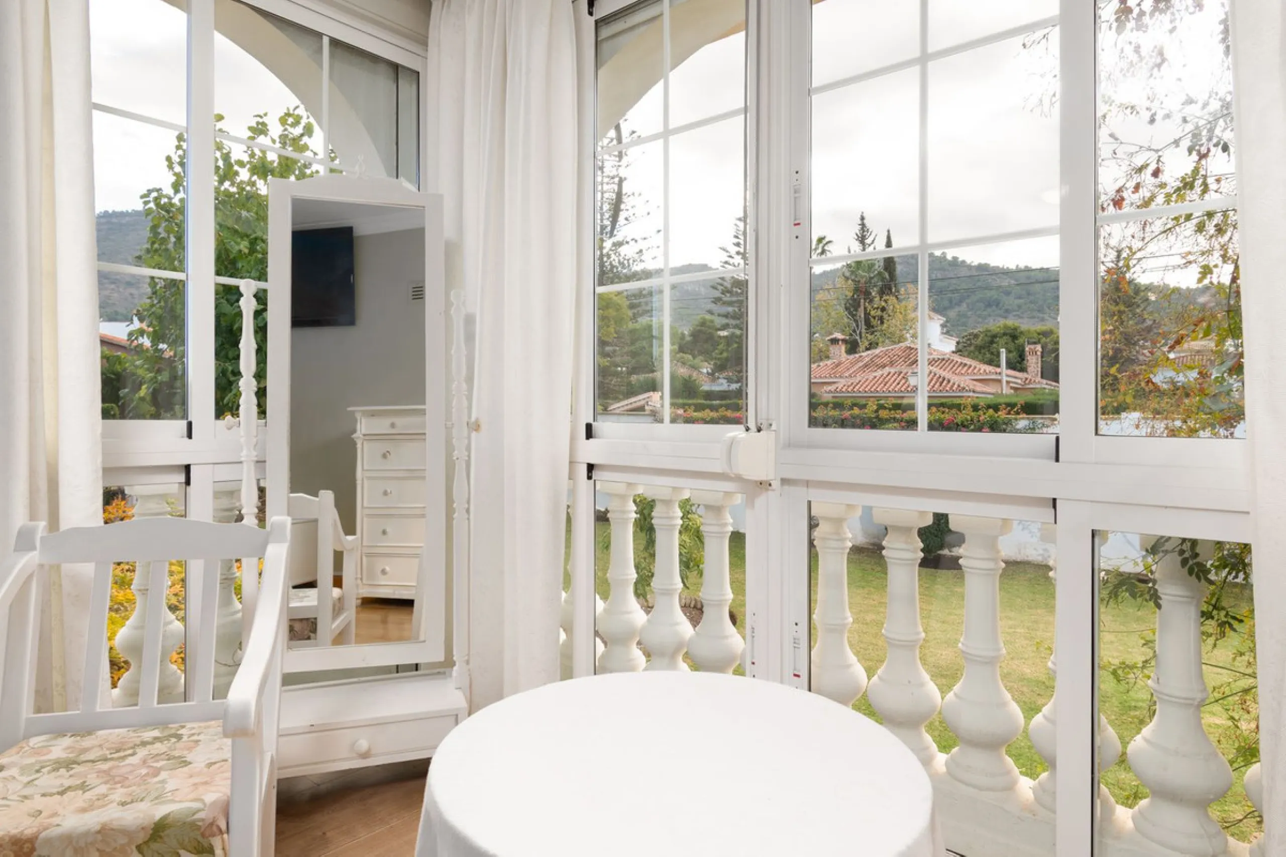 Unique property with spectacular garden, swimming pool, separate flat and studio in the Los Manantiales residential development