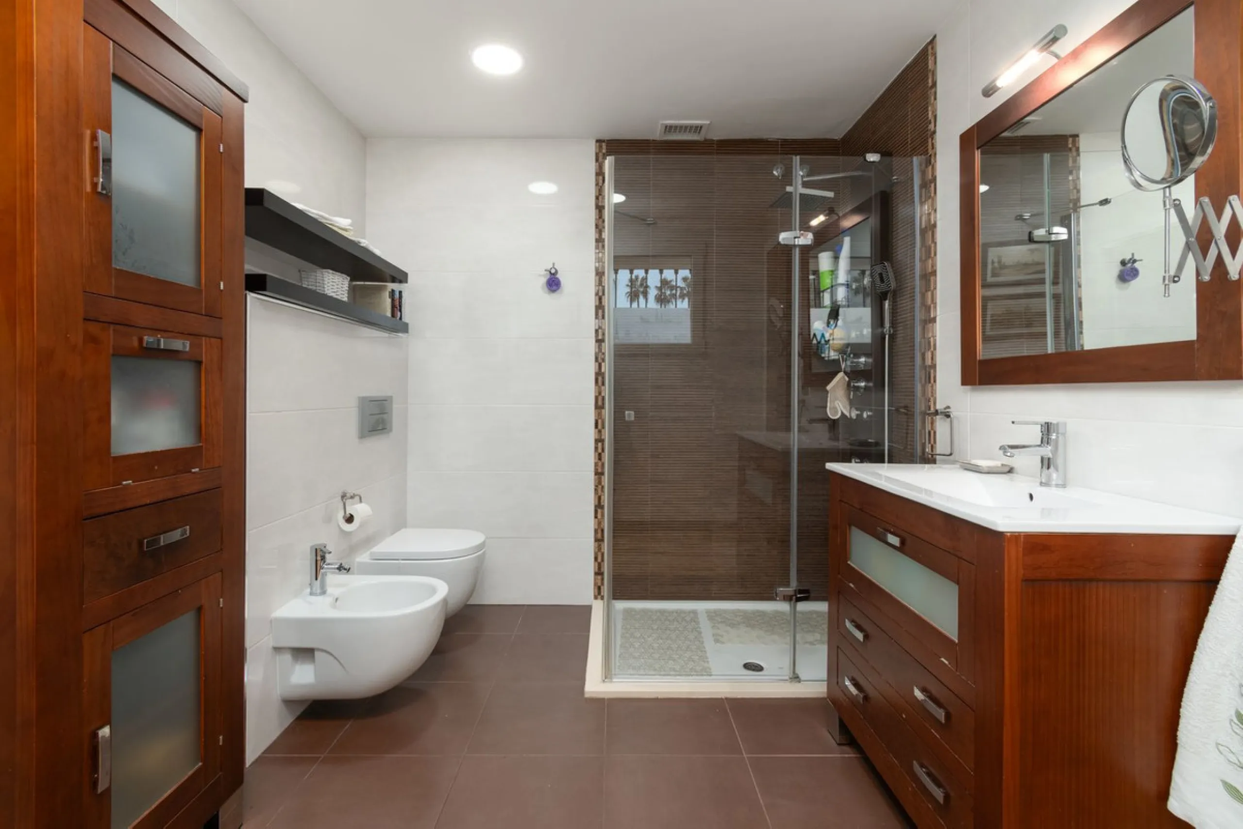 Unique property with spectacular garden, swimming pool, separate flat and studio in the Los Manantiales residential development