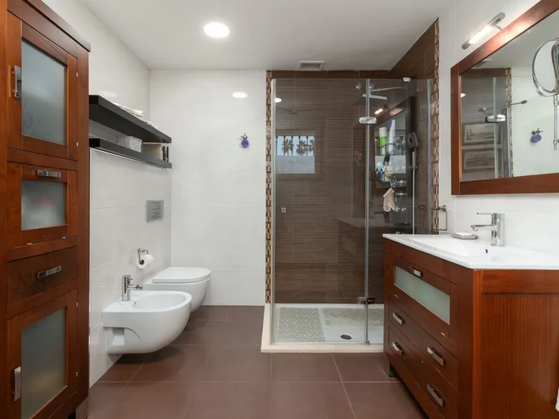 Unique property with spectacular garden, swimming pool, separate flat and studio in the Los Manantiales residential development