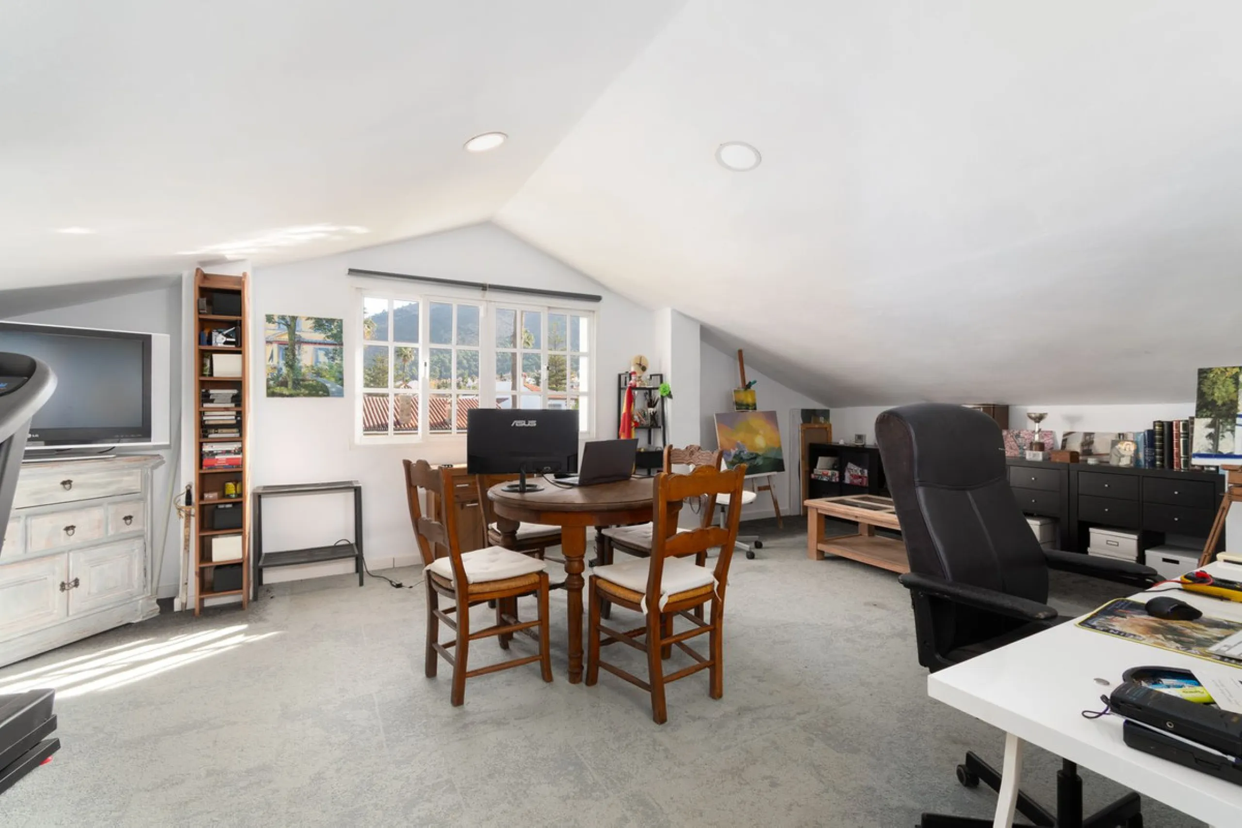 Unique property with spectacular garden, swimming pool, separate flat and studio in the Los Manantiales residential development