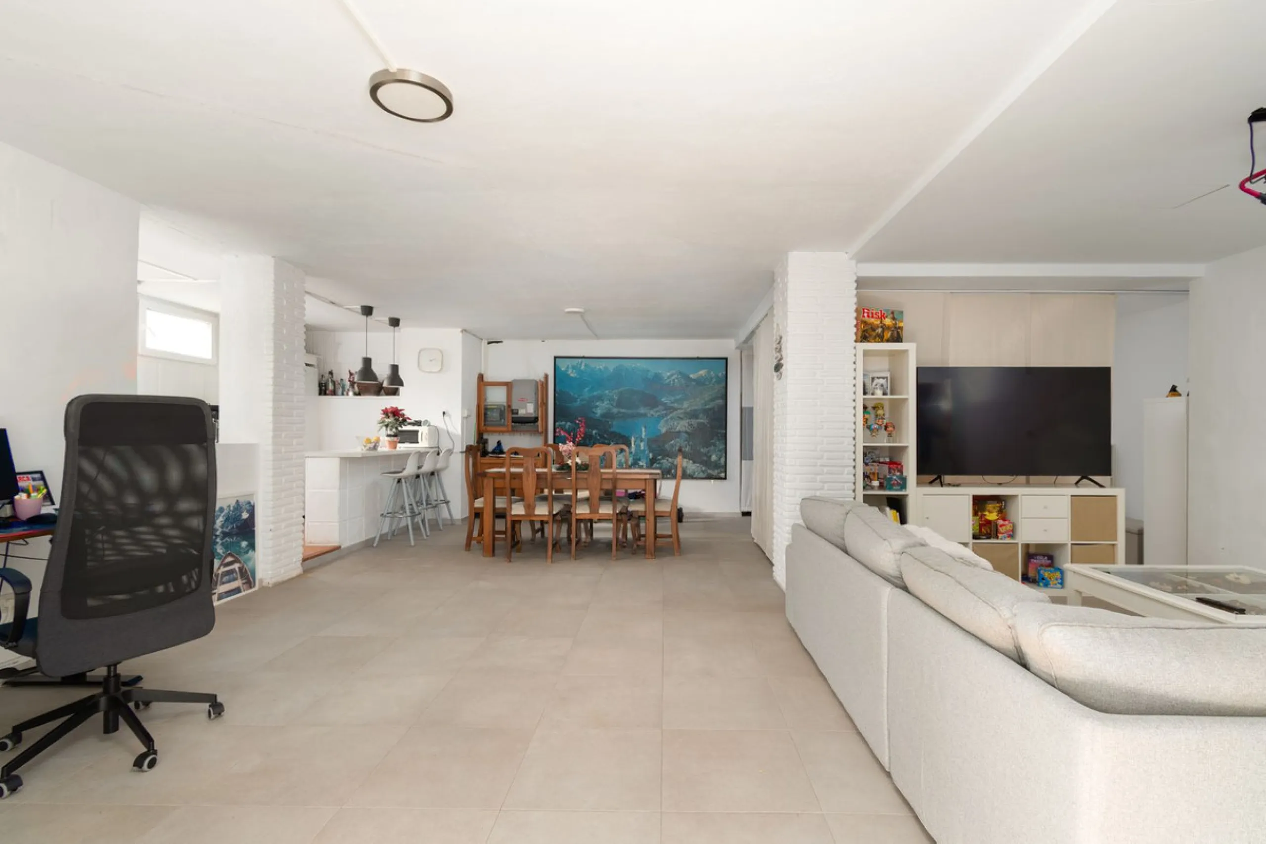 Unique property with spectacular garden, swimming pool, separate flat and studio in the Los Manantiales residential development