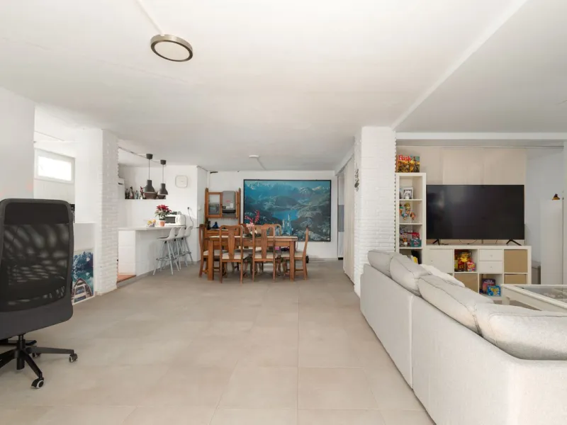 Unique property with spectacular garden, swimming pool, separate flat and studio in the Los Manantiales residential development