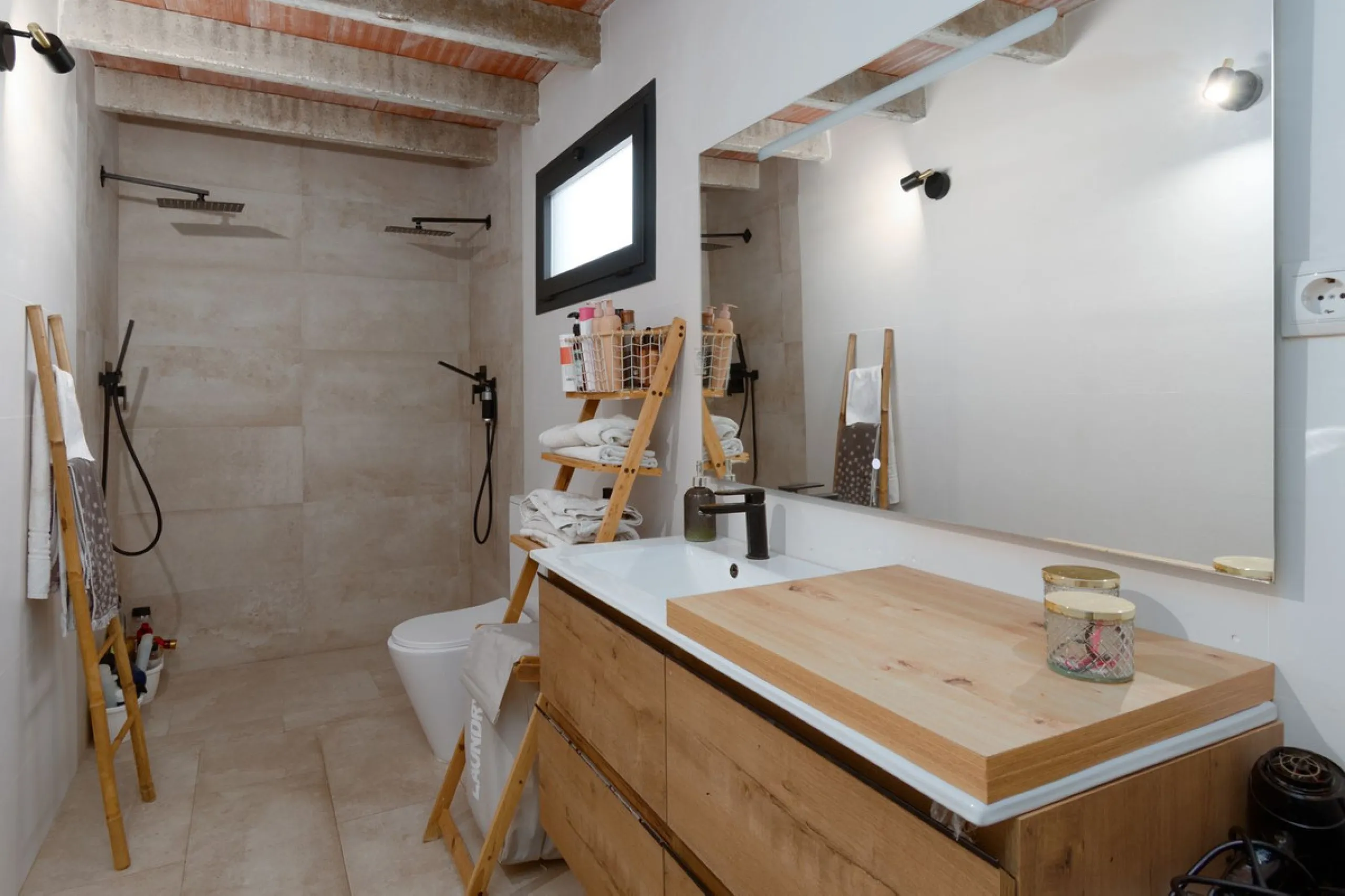 Unique property with spectacular garden, swimming pool, separate flat and studio in the Los Manantiales residential development