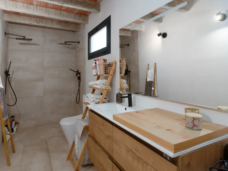 Unique property with spectacular garden, swimming pool, separate flat and studio in the Los Manantiales residential development